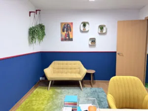Despacho de EmpathyDogs en Sant Andreu Barcelona - Espacio acogedor para consultas de educación canina - Vínculo real con tu perro